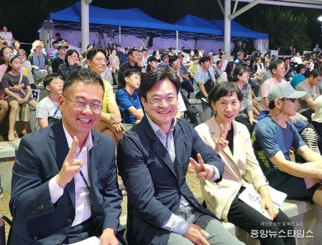 (다담축제)김병수 시장이 김포예술제 공연을 즐기고 있다