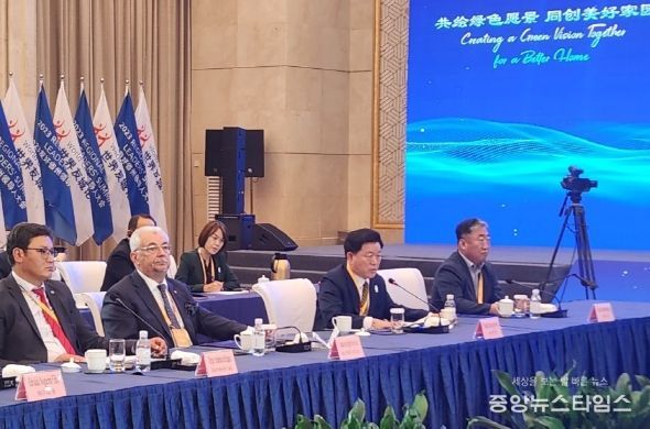 박승원 광명시장이 산둥성도인 지난시에서 열린 국제포럼에 참석해 광명시의 탄소중립 정책을 소개했다