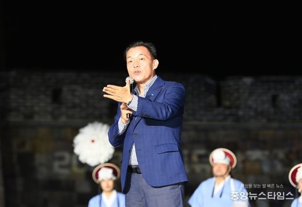 지난 23일 ‘세계유산축전 수원화성’ 개막식에서 이재준 수원특례시장이 인사말을 하고 있다.