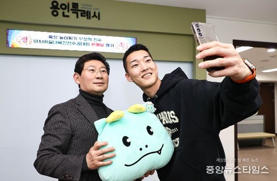 우상혁 선수가 이상일 용인특례시장(왼쪽)과 셀카를 찍고 있다.(사진=용인시)