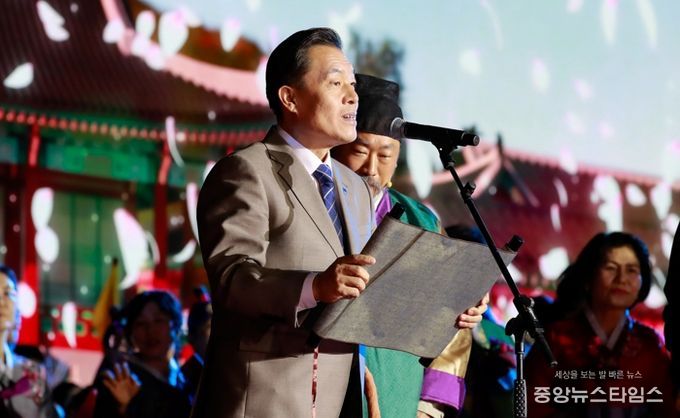 이재준 수원특례시장이 주제공연 ‘진찬연’에 출연해 메시지를 읽고 있다.