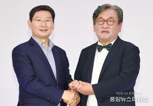 이상일 용인특례시장이 10일 시청 컨벤션홀에서 열린 김상협 대통령 직속 2050탄소중립 녹색성장위원회 위원장 강연회에서 김 위원장과 기념촬영을 하고 있다.(사진=용인시)