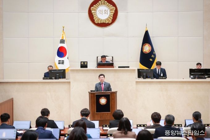 이상일 용인특례시장이 지난달 30일 제277회 용인시의회(정례회) 제3차 본회의에서 시정연설을 하는 모습.(용인시 제공)