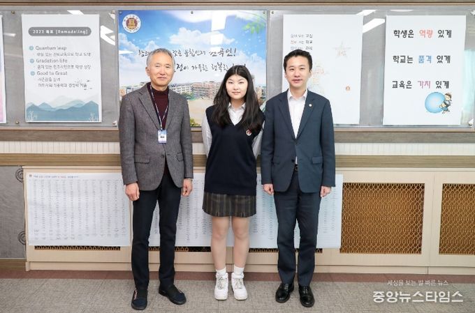 안산시의회 송바우나 의장이 7일 원곡고등학교를 방문해 최근 이중언어말하기대회에서 교육부장관상을 수상한 천미래 학생을 격려했다. 사진 오른쪽부터 송바우나 의장, 천미래 학생, 우찬인 교장의 모습.