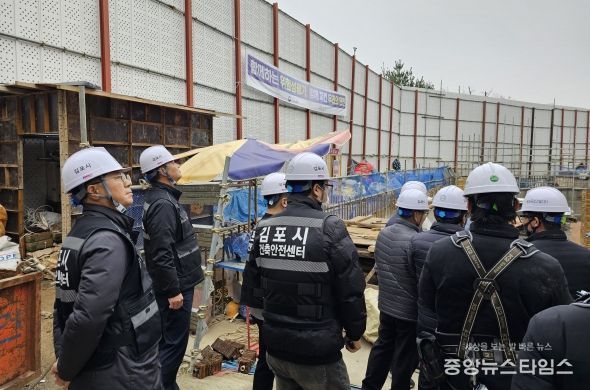 이근수 김포시 도시주택국장(왼쪽 두 번째)이 6일 공공건축 공사현장을 방문해 점검하고 있다.