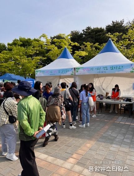 장안구보건소가 제52회 보건의 날을 기념해 건강캠페인을 하고 있다.