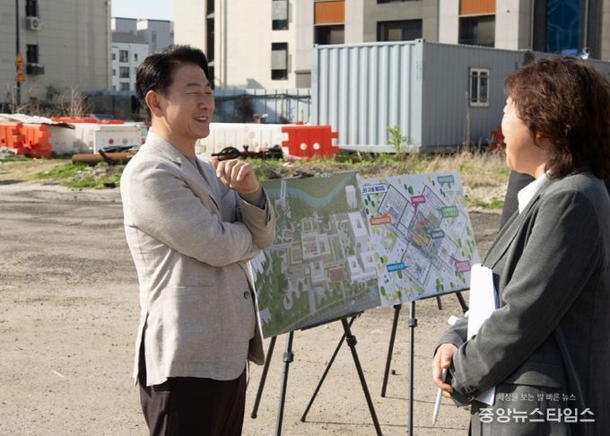 김동근 시장이 4월 22일 ‘의정부고산 아이돌봄시설 클러스터 시범사업’ 현장에서 실무진과 의견을 나누고 있다.