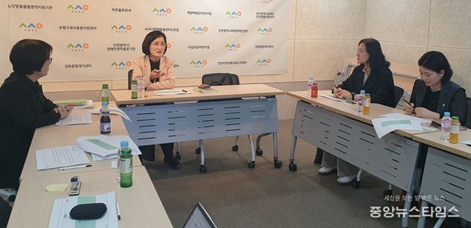 인천시사회서비스원 정책연구실 (사진 왼쪽에서 두 번째)이선정 연구위원이 ‘인천시 빈곤 실태 분석 연구’ 착수보고회를 진행하고 있다.