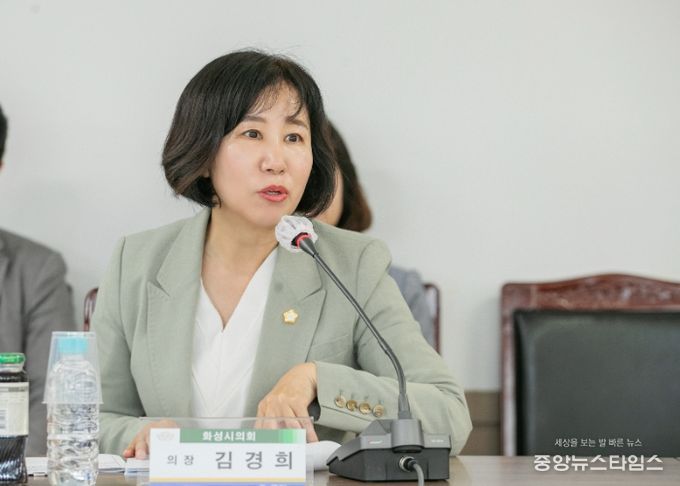 김경희 화성시의회 의장이 21일 화선 서남부권 상습정체를 위한 관계기관 교통협약 체결에 앞서 인사말을 하고 있다. (화성시의회 제공)