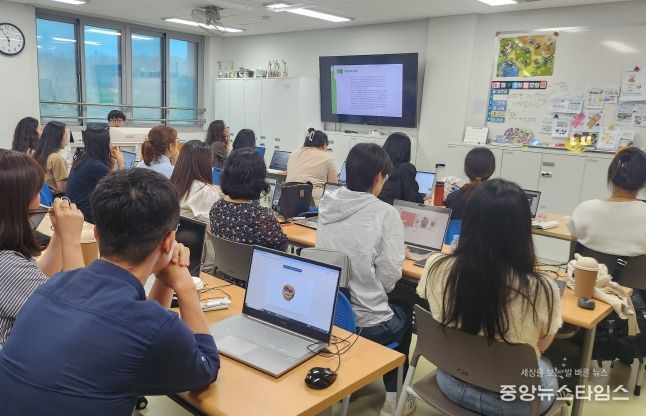 7월 2일 인천서희학교에서 특수교사 23명이 구글 익스페리먼트를 활용한 수업 설계 연수에 참가하고 있다.