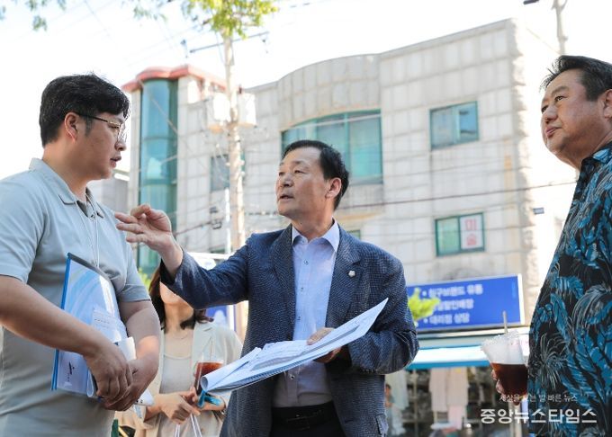 안산시의회 박태순 의장(사진 가운데)이 지난 10일 성호공원 주차장 시설 개선사업 공사 현장에서 안산시 및 시공사 관계자, 주민 등과 간담회를 개최했다.