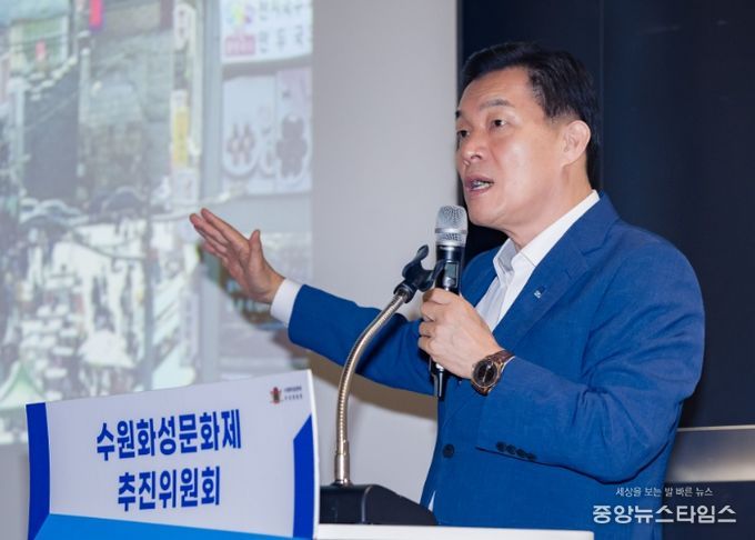 이재준 수원시장이 특강을 하고 있다.