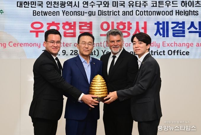 우호협력 의향서 체결식 (왼쪽부터)맷 홀튼 코튼우드하이츠 시의원, 이재호 연수구청장, 마이크 와이커스 코튼우드하이츠 시장, 박민협 연수구의원