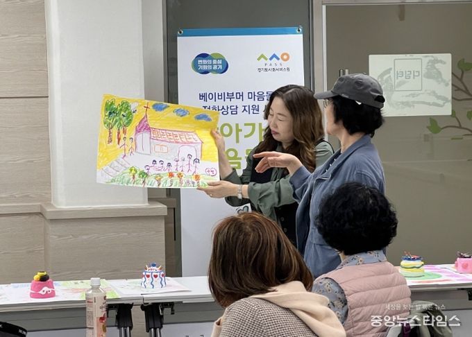 ‘찾아가는 마음돌봄 특강’에서 참여자가 자신의 작품을 설명하고 있다.