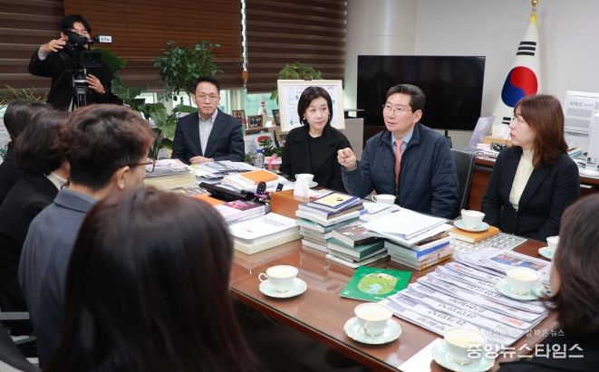 20일 이상일 용인특례시장이 시장실에서 지역 내 학부모대표, 용인교육지원청 관계자들을 만나 교육환경 발전에 대해 논의했다.(용인시 제공)