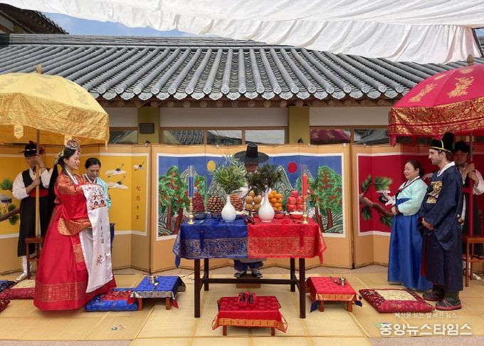 고양문화원에서 진행된 전통혼례(출처 고양문화원 홈페이지)