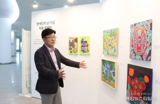 “예술에 경계는 없다” 최만식 경기도의원, 장애예술인 특별전 방문