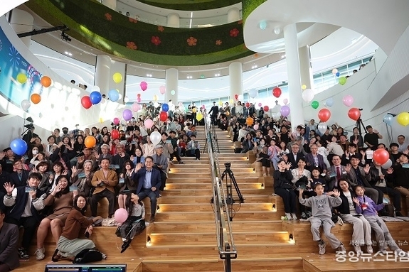 경기도서관, 그 첫 페이지를 열다...김동연 “세상에 하나밖에 없는 대한민국 최고의 도서관 되도록 함께하자”