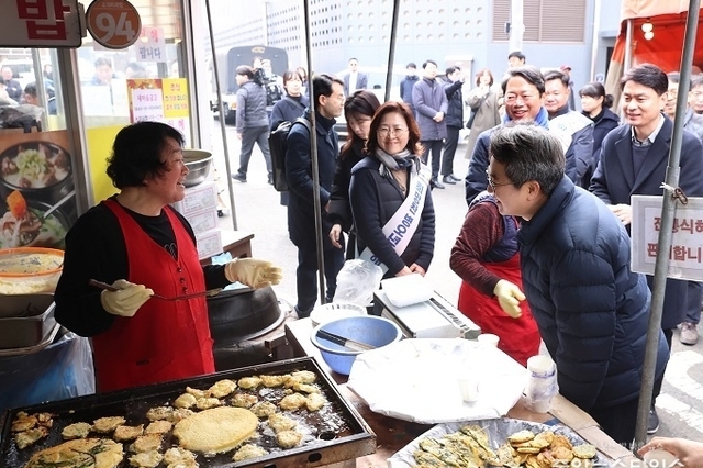 김동연 지사, 설 연휴 첫 날 전통시장·소방서·복지시설 등 찾아 민생 챙겨