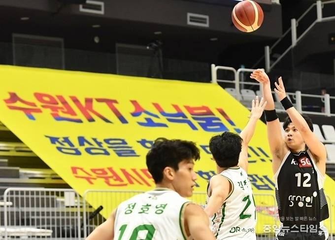 수원 KT 소닉붐이 개막전 경기를 하고 있다.(사진제공=수원시)