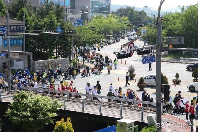 제27회 경기도장애인축제한마당 행사 휠체어 거리 행진 모습.