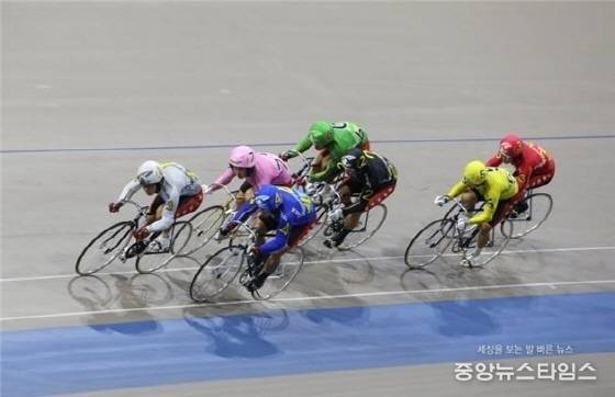 광명스피돔에서 특선급 선수들이 마지막 바퀴를 남겨두고 경합을 벌이고 있다 (사진 = 국민체육진흥공단)