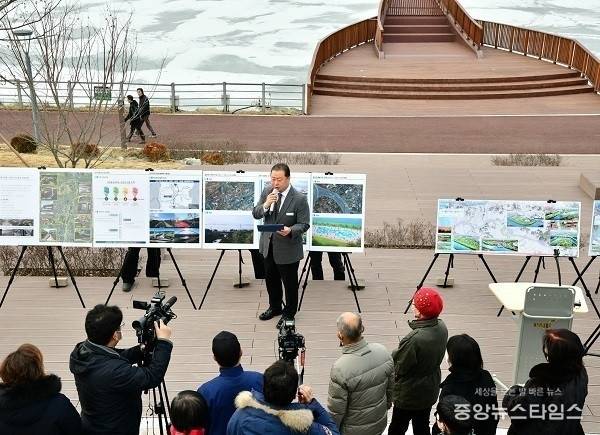친수도시 선언한 김경일 시장.(파주시 제공)