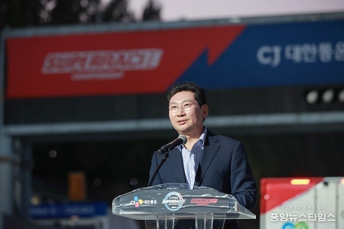 19일 용인특례시 에버랜드 스피드웨이에서 열린 '2023 CJ대한통운 슈퍼레이스 챔피언십'에서 개막사를 하고 있는 이상일 용인시장.(용인시 제공)