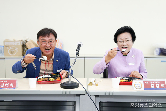 김경희 이천시장(우)과 이천시의회 김하식 의장(좌)이 이천쌀도시락 출시를 앞두고 시식회를 함께 하고 있다.(이천시 제공)