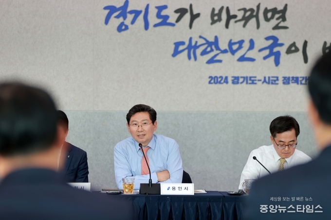 이상일 용인특례시장이 11일 경기도청에서 열린 정책간담회에서 경기남부광역철도사업 추진의 당위성을 설명하고 있다.(용인시 제공)