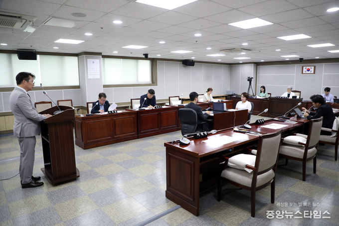 수원특례시의회 인사청문특별위원회(위원장 윤경선)가 지난 6일 정길배 (재)수원컨벤션센터 이사장 후보자의 임용에 대한 인사청문회를 진행했다.(사진제공=수원특례시의회)
