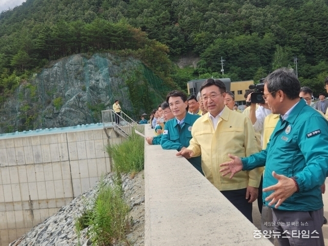 윤호중 행안부 장관이 27일 강릉 오봉저수지를 찾은 가운데 김홍규 시장이 가뭄 상황 관련 설명을 하고 있다.(강릉시 제공)