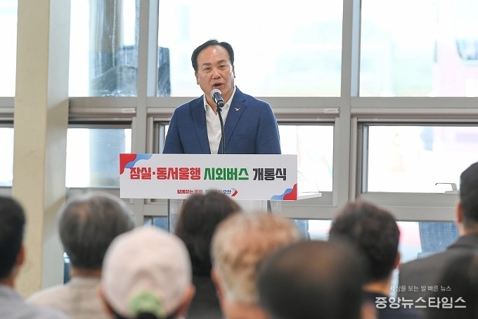 15일 이권재 오산시장이 8135번 시외버스 개통식에서 축사를 하고 있다.(오산시 제공)