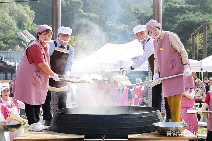 축제 현장에서 이천쌀로 ‘2천명 2천원 가마솥밥’을 만들어 함께 나누고 있다.(이천시 제공)