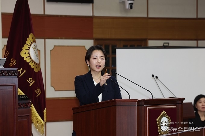 13일 고양시의회 본회의에서 발언하는 정민경 의원.(사진=고양시의회)