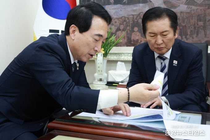 박수현 의원이 정정래 당대표와 면담을 하고 있다.(사진=박수현 의원실)