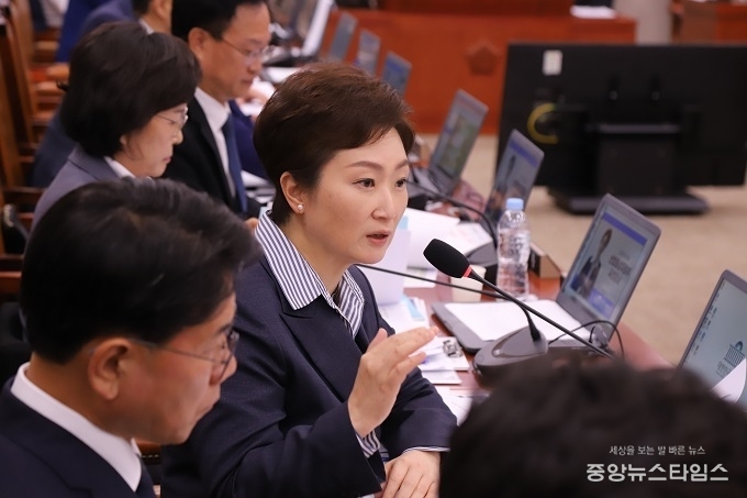 국회 산자위 소속 이언주 더불어민주당 최고위원(미래경제성장전략위원장, AI강국위원회 AX분과장)이 15일 더불어민주당 2025년 국정감사 우수의원으로 선정돼 2년 연속 영예를 안았다.(사진=이언주 의원실)