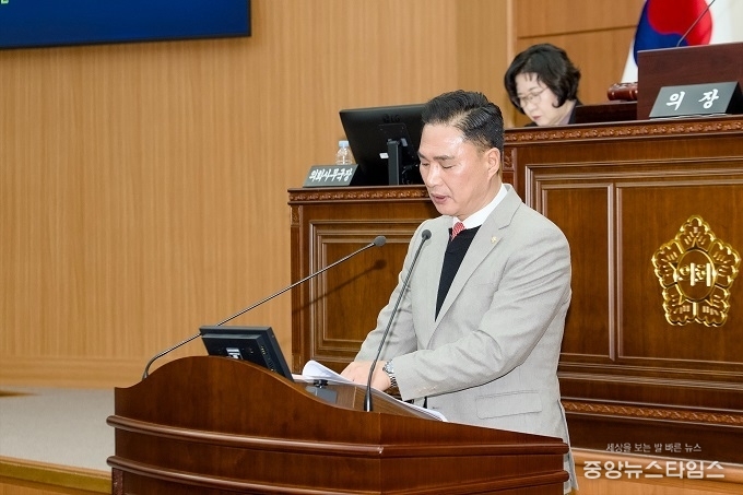 26일 권순민 강릉시의원이 '재정집행의 전략적·적극적 운용 방안'을 주제로 10분 자유발언을 하고 있다.(강릉시의회 제공)