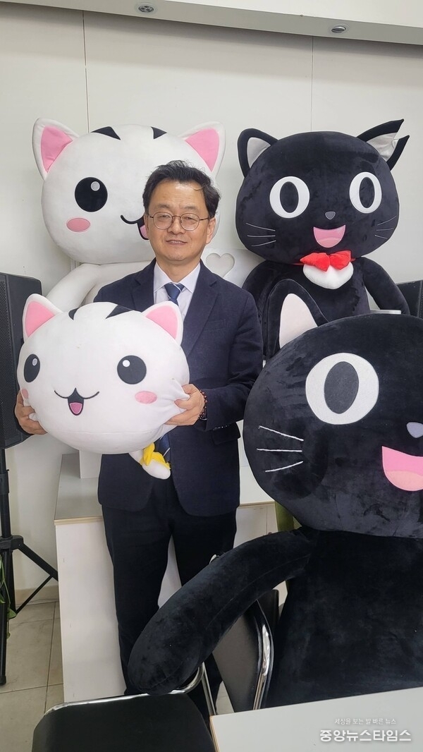 민경선 전 경기교통공사 사장이 ‘고양 고양이’ 캐릭터와 함께 하며 굿즈 관련 개발자 및 소상공인들의 애환을 경청한 뒤 고양 고양이 캐릭터 인형을 들어보이고 있다. (민경선 전 사장 제공)
