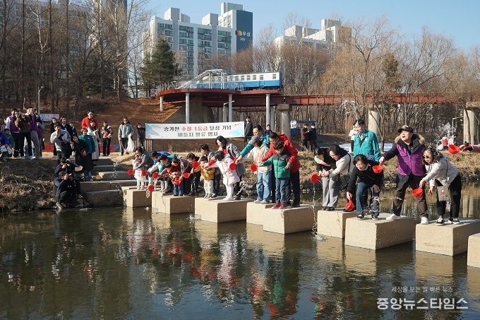 1급수 대표종 버들치 방류.(사진=연수구청)