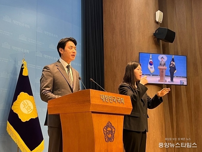 한준호 의원이 24일 국회 기자회견에서 용인 반도체 국가산단 신속 조성에 대한 입장을 밝히고 있다.(사진=한준호 의원실)