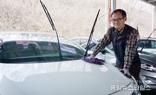 세차하고있는 신굉섭씨.jpg