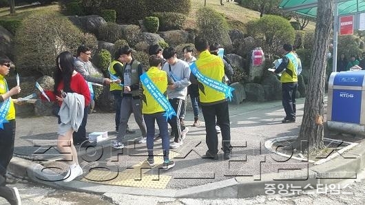 6-2. 황사대비 시민행동요령 홍부물 배부.jpg