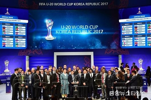 피파 U-20 월드컵 트로피 온다_2.jpg