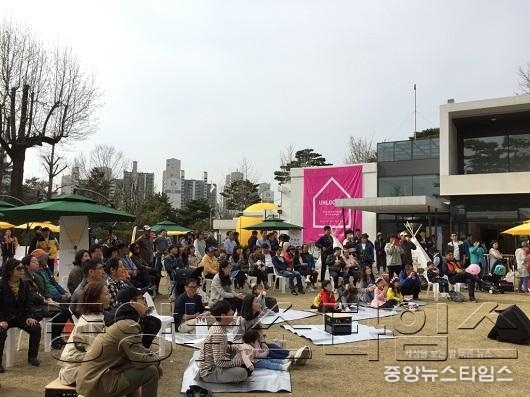 7. 지난 벚꽃축제당시 굿모닝하우스를 찾은 도민들 모습.jpg