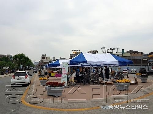 2017년 ‘따복 수원천버들마켓’ 첫 장터 열려.jpg