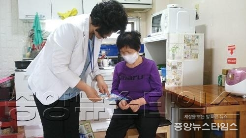 수원시, 방문건강관리 대상 암환자에게 황사마스크 무상 지원.jpg