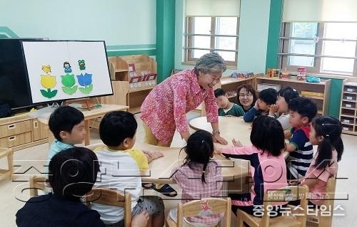 수원시 호매실도서관, 유치원 특수학급 찾아가 동화구연 활동.jpg