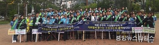 수원중부녹색어머니회, 등굣길 어린이 교통안전 캠페인 펼쳐_1.jpg