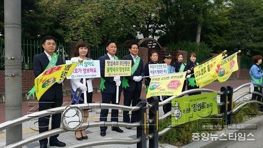 수원중부녹색어머니회, 등굣길 어린이 교통안전 캠페인 펼쳐_2.jpg